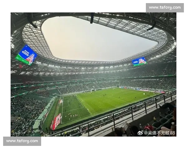 以看台为中心描绘城市体育文化与观赛热情新风貌时代活力共鸣升华